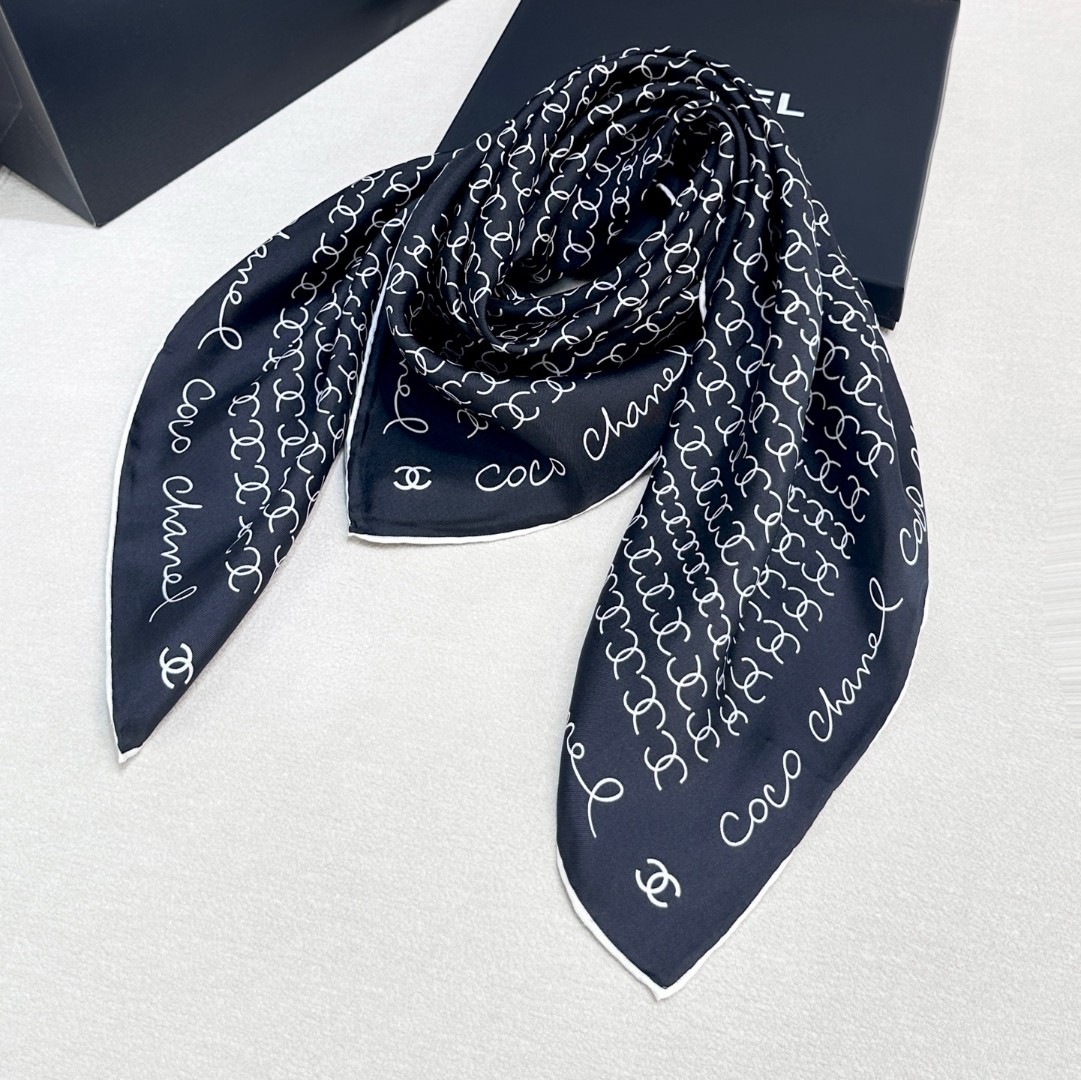   Chanel~~童趣字母~~春季新款

90*90 斜纹真丝 
二色