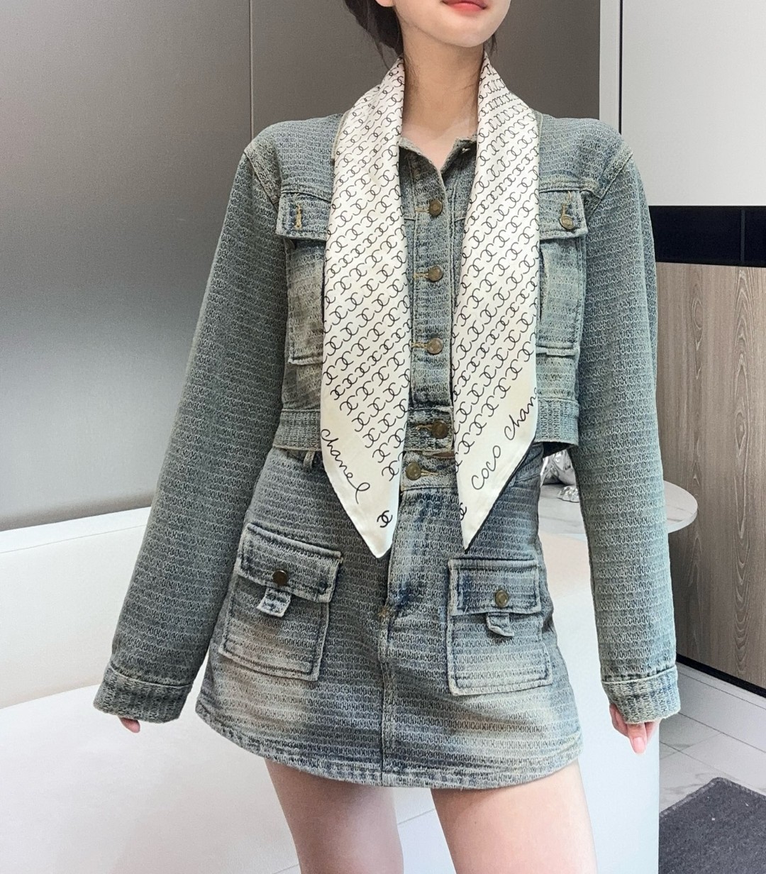   Chanel~~童趣字母~~春季新款

90*90 斜纹真丝 
二色