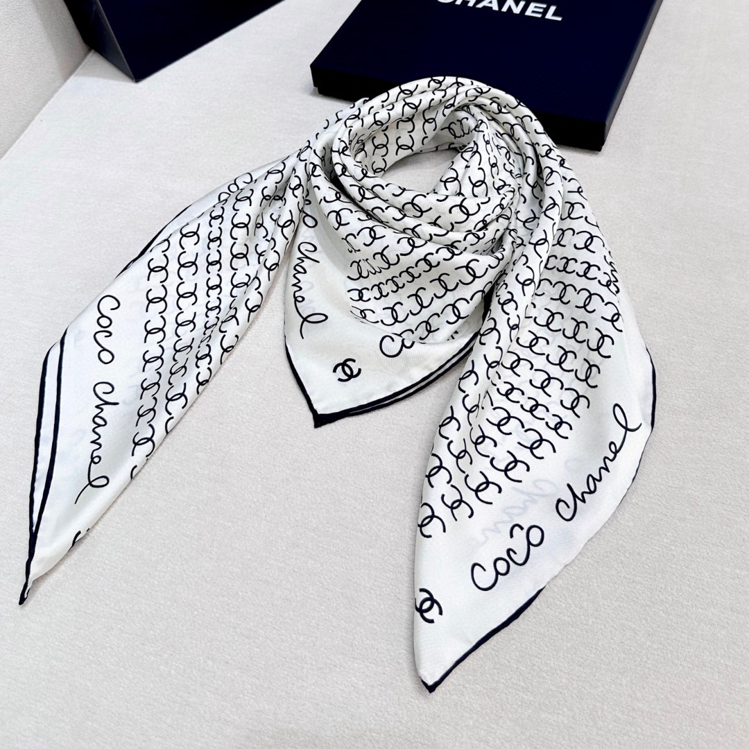   Chanel~~童趣字母~~春季新款

90*90 斜纹真丝 
二色