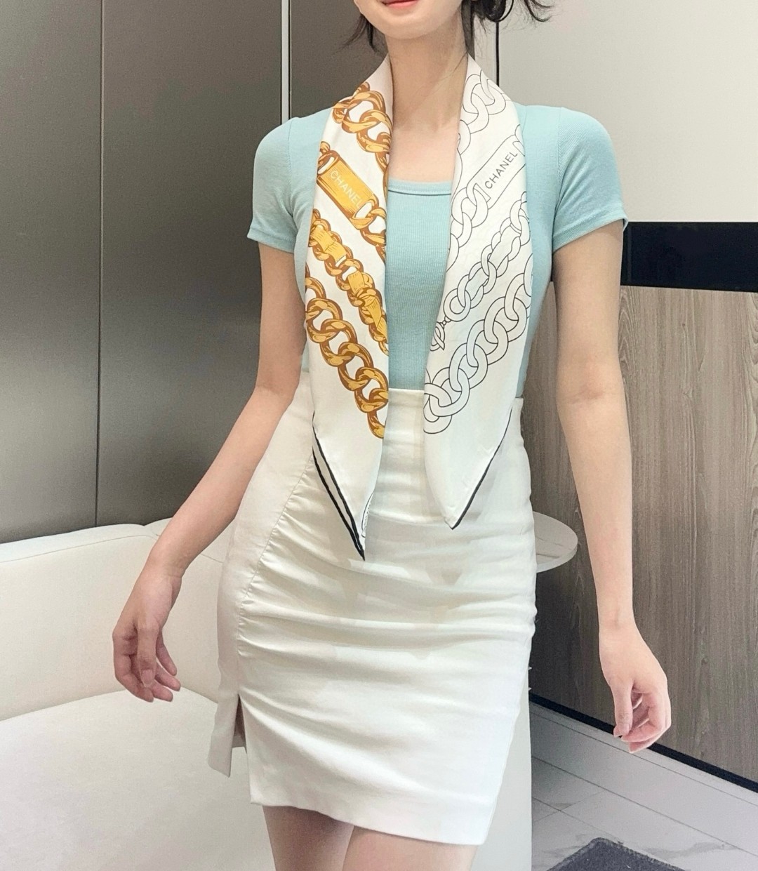 。Chanel 90丝巾 新品
18mm顶级真丝双面同色印花

这款丝巾设计大气
粗大的金属系链条配上独