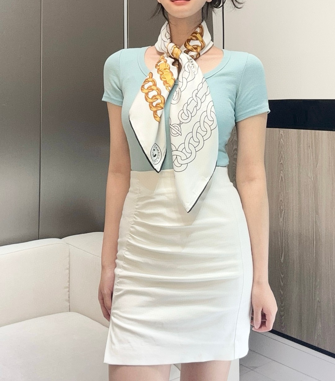 。Chanel 90丝巾 新品
18mm顶级真丝双面同色印花

这款丝巾设计大气
粗大的金属系链条配上独