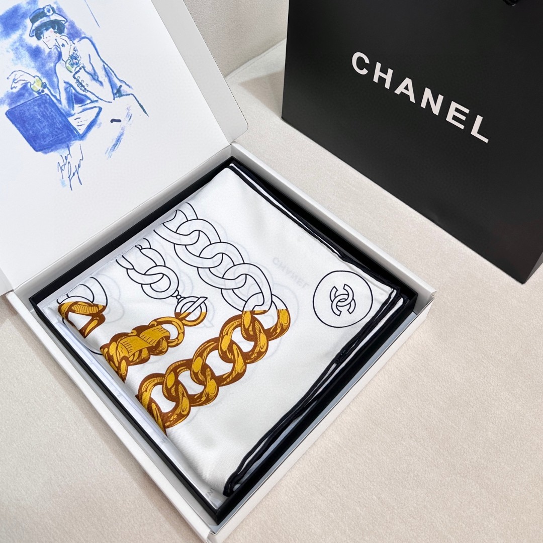 。Chanel 90丝巾 新品
18mm顶级真丝双面同色印花

这款丝巾设计大气
粗大的金属系链条配上独