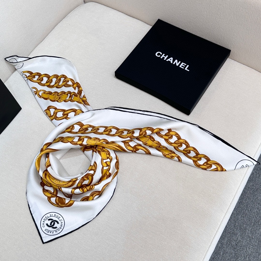 。Chanel 90丝巾 新品
18mm顶级真丝双面同色印花

这款丝巾设计大气
粗大的金属系链条配上独