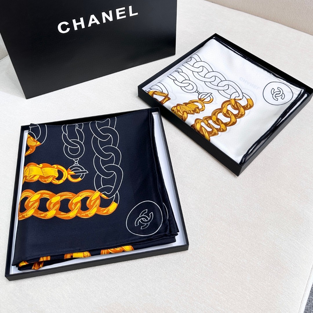 。Chanel 90丝巾 新品
18mm顶级真丝双面同色印花

这款丝巾设计大气
粗大的金属系链条配上独