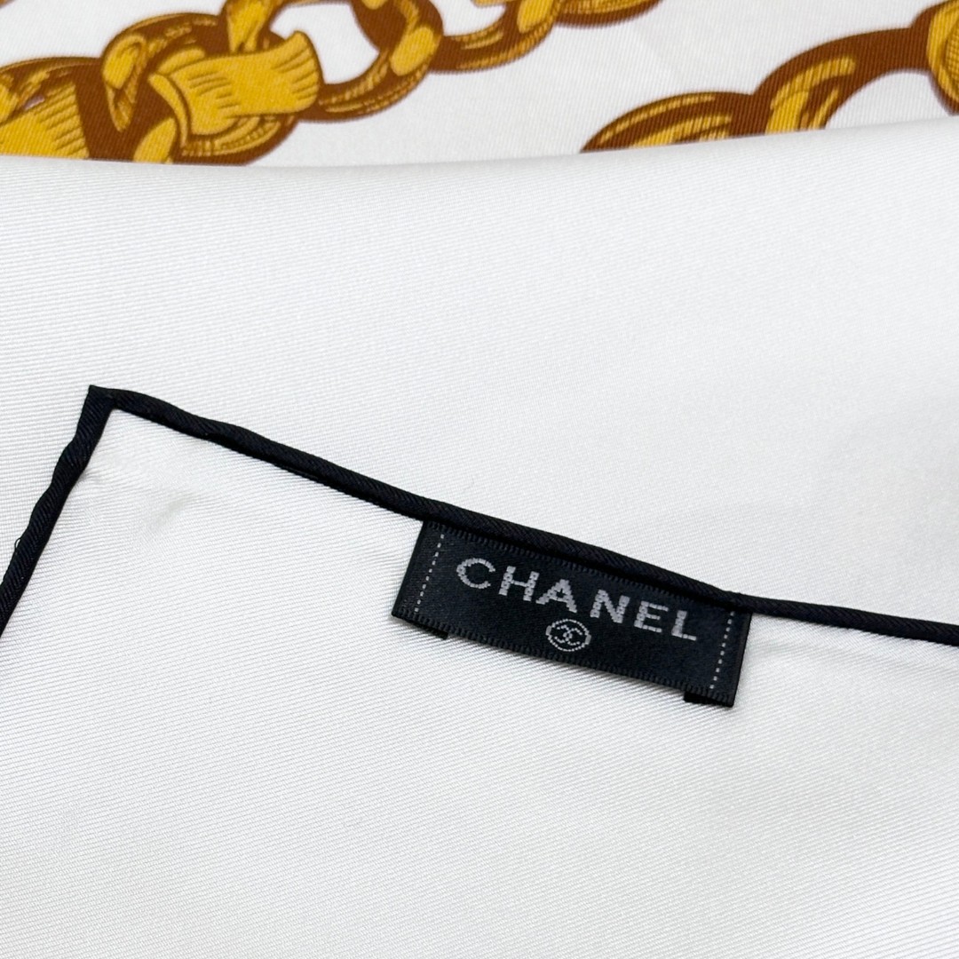 。Chanel 90丝巾 新品
18mm顶级真丝双面同色印花

这款丝巾设计大气
粗大的金属系链条配上独