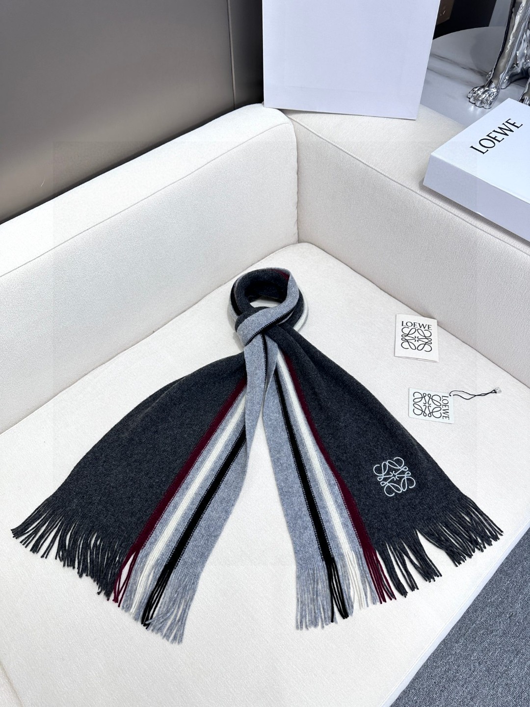    上新！2024年男女同款，百分百纯羊绒 LOEWE（罗意微）同步专柜，高端羊绒针织围巾！】可正式，