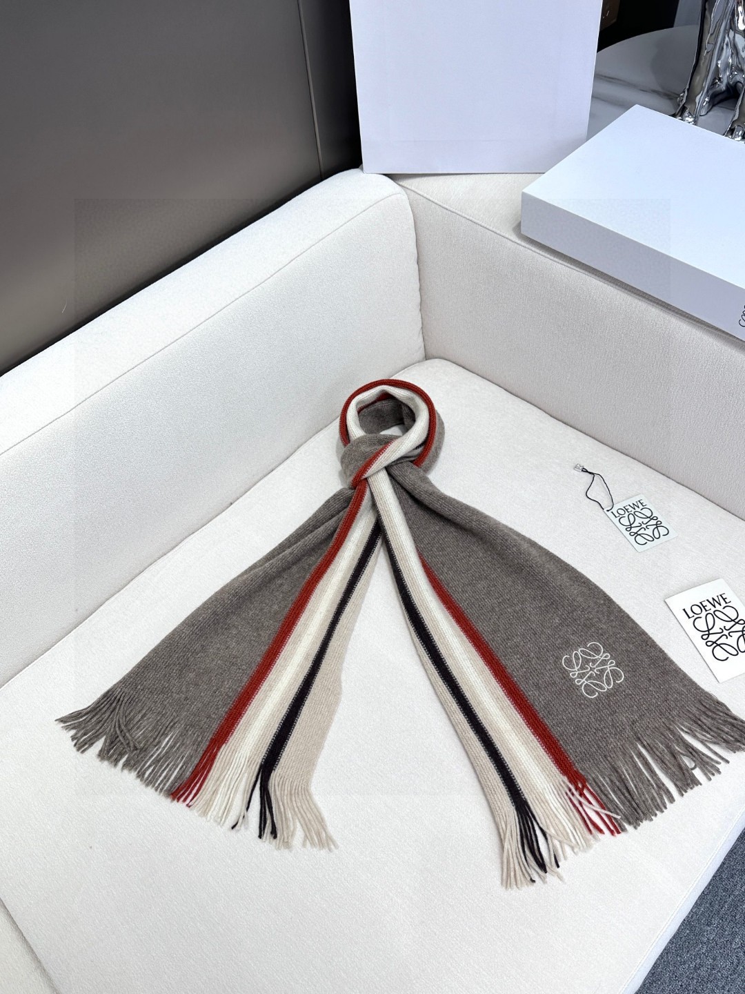    上新！2024年男女同款，百分百纯羊绒 LOEWE（罗意微）同步专柜，高端羊绒针织围巾！】可正式，