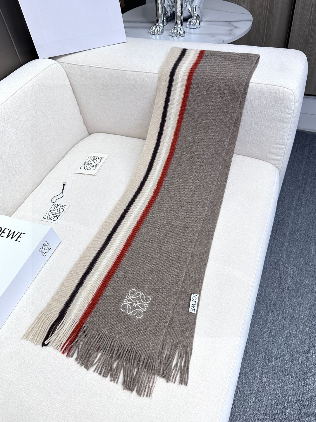    上新！2024年男女同款，百分百纯羊绒 LOEWE（罗意微）同步专柜，高端羊绒针织围巾！】可正式，