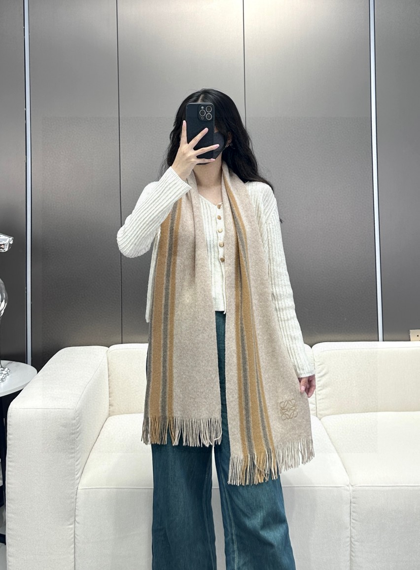    上新！2024年男女同款，百分百纯羊绒 LOEWE（罗意微）同步专柜，高端羊绒针织围巾！】可正式，