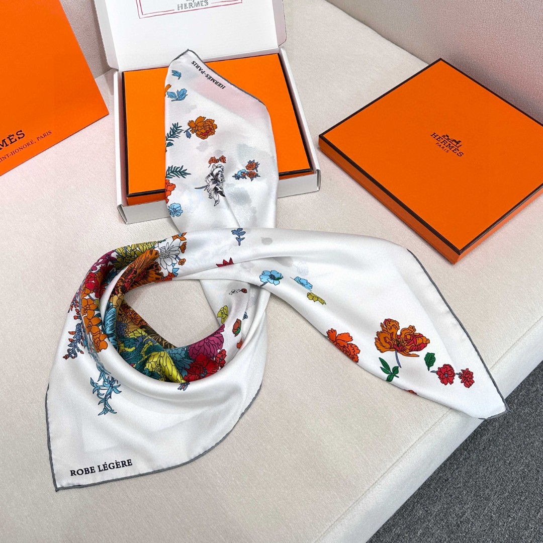   “轻扬花衣”hermes ~90厘米方巾
手工卷边斜纹真丝方巾（100%桑蚕丝）。
爱马仕丝巾是创意