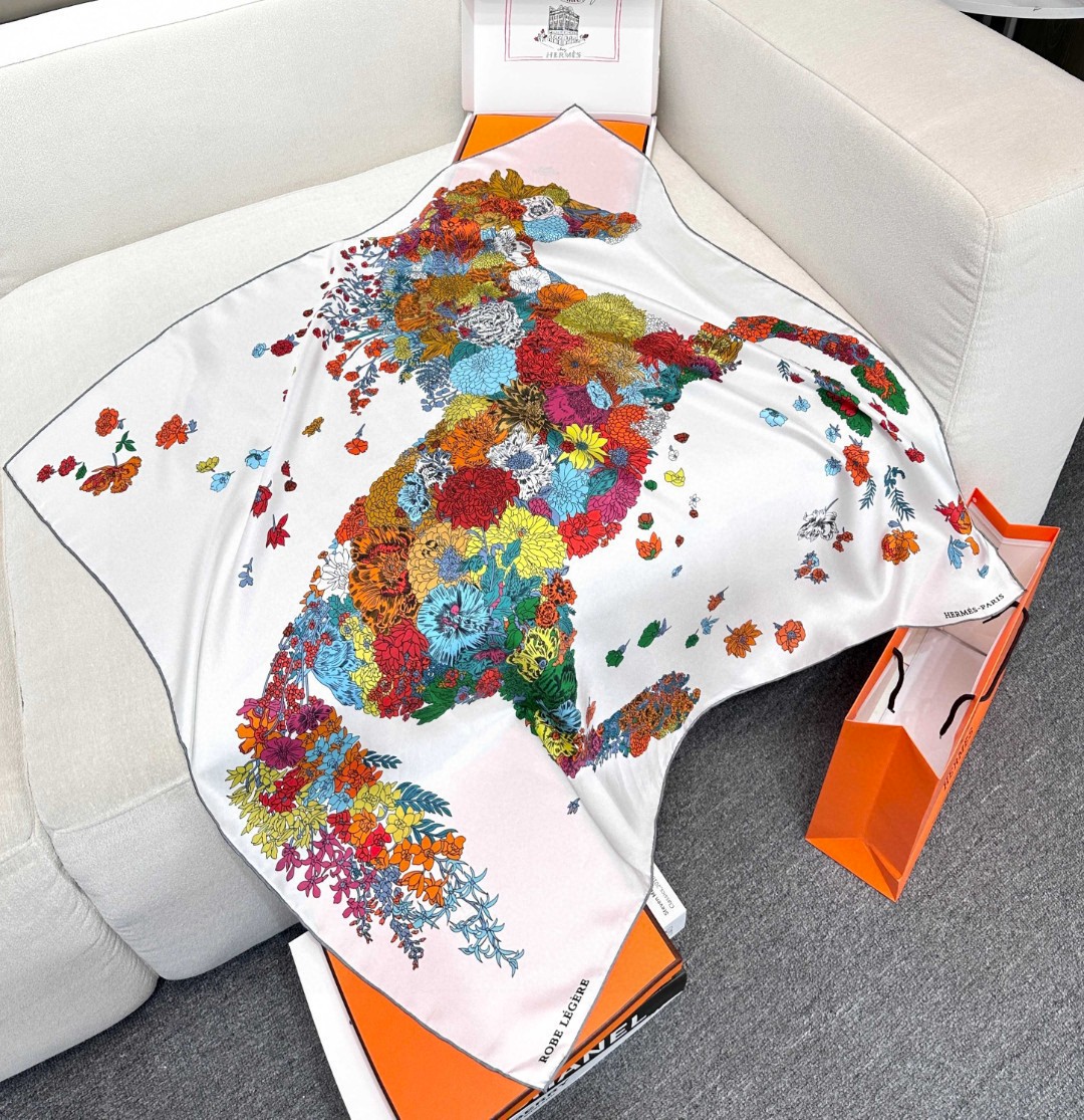   “轻扬花衣”hermes ~90厘米方巾
手工卷边斜纹真丝方巾（100%桑蚕丝）。
爱马仕丝巾是创意