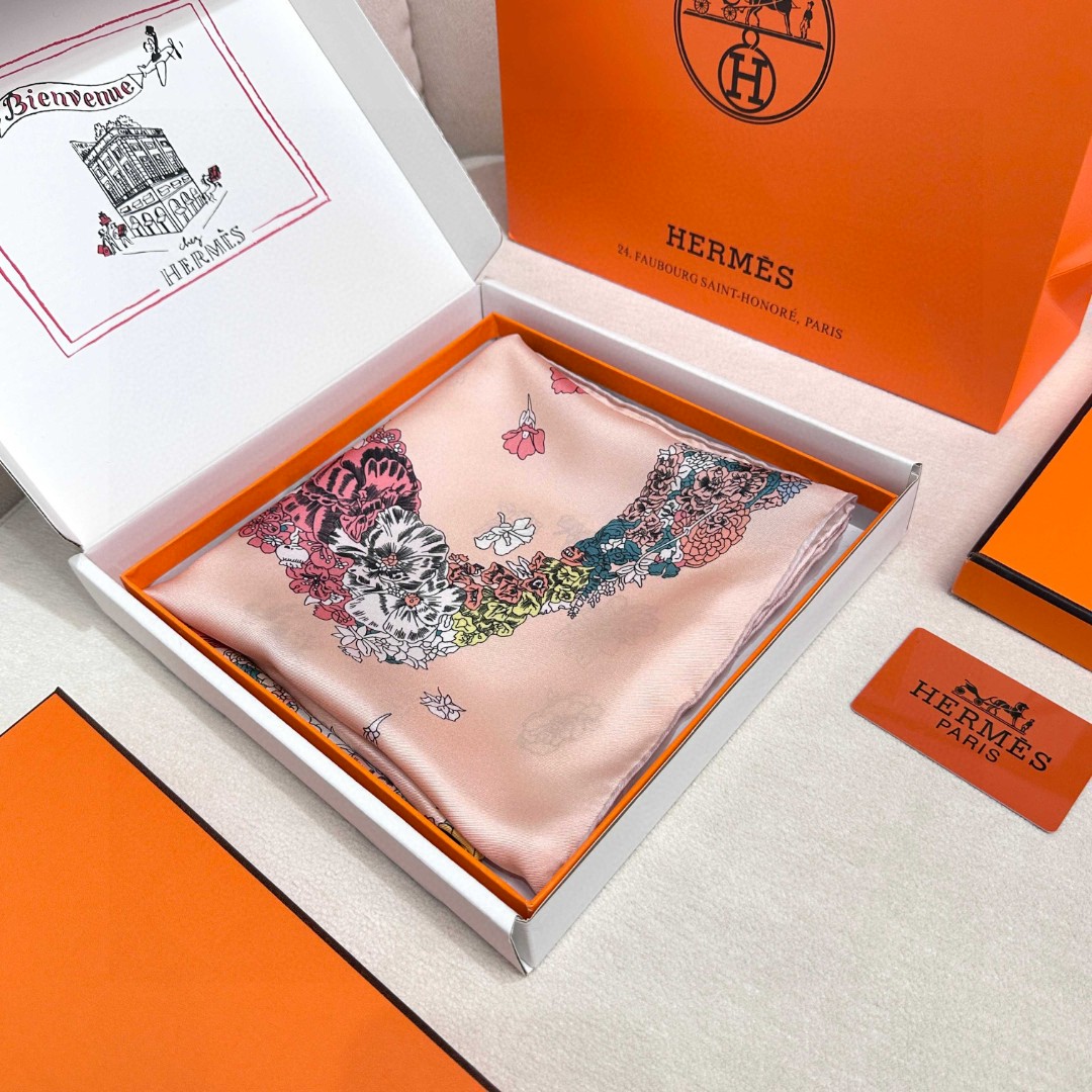   “轻扬花衣”hermes ~90厘米方巾
手工卷边斜纹真丝方巾（100%桑蚕丝）。
爱马仕丝巾是创意