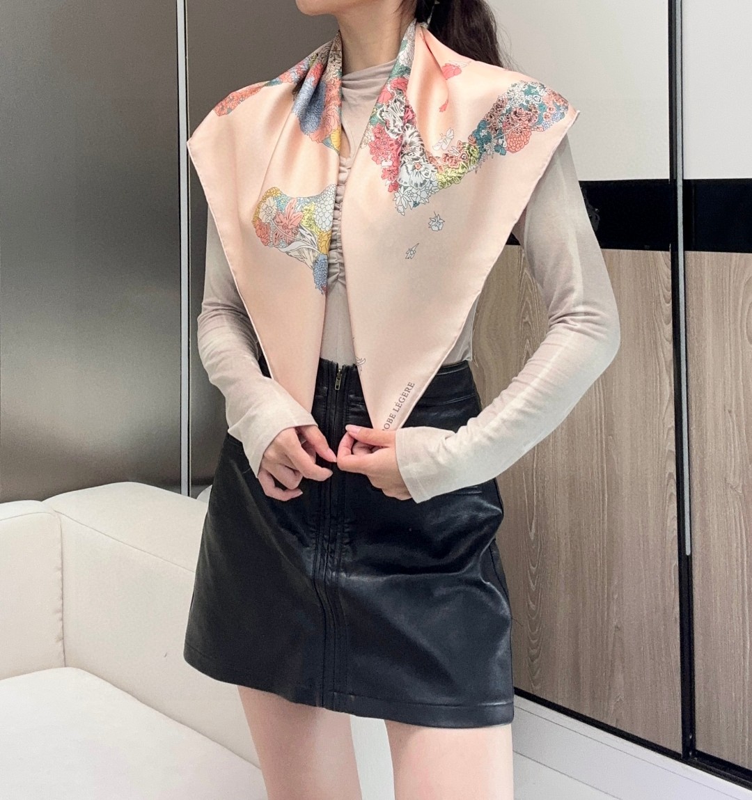   “轻扬花衣”hermes ~90厘米方巾
手工卷边斜纹真丝方巾（100%桑蚕丝）。
爱马仕丝巾是创意