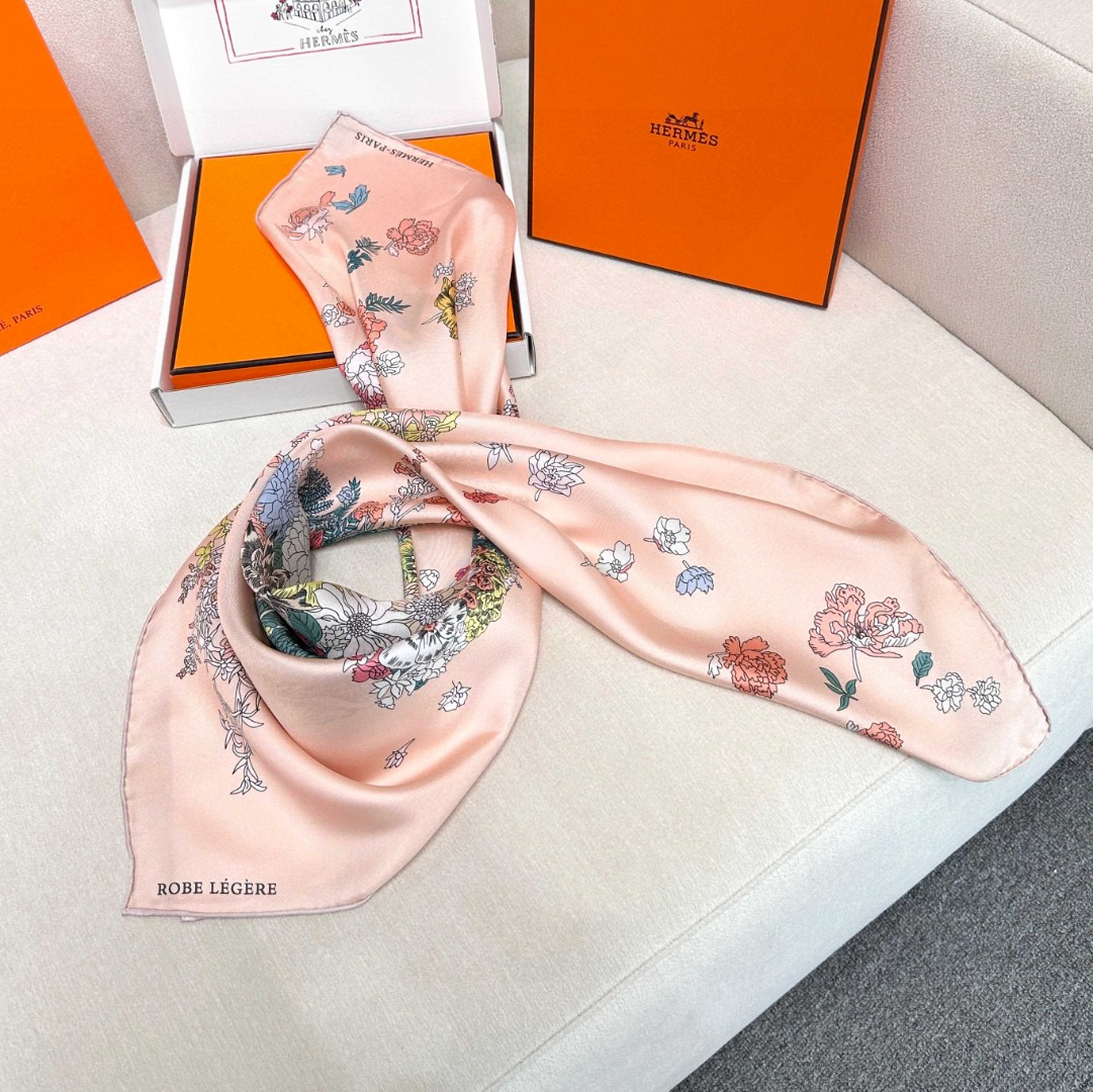   “轻扬花衣”hermes ~90厘米方巾
手工卷边斜纹真丝方巾（100%桑蚕丝）。
爱马仕丝巾是创意