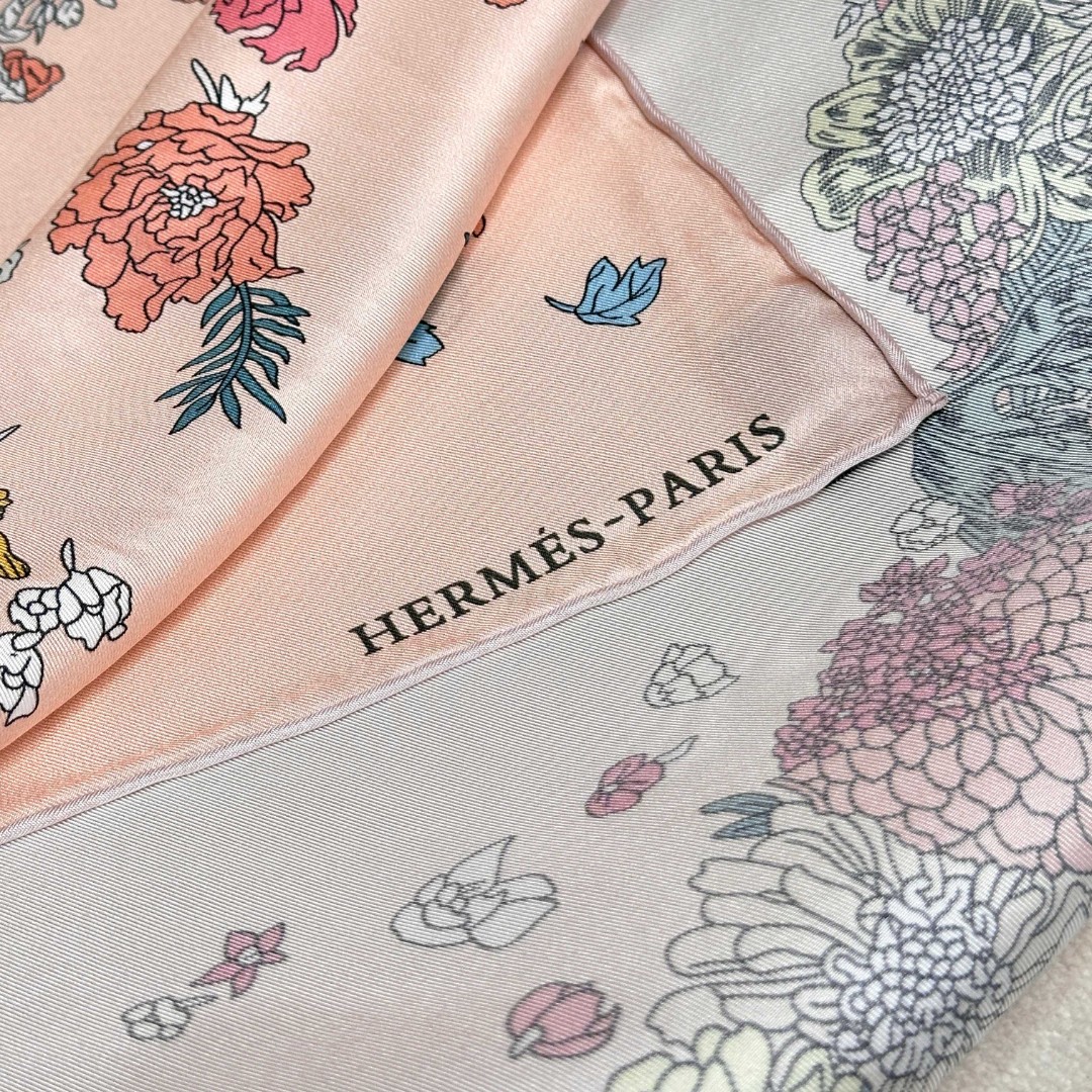   “轻扬花衣”hermes ~90厘米方巾
手工卷边斜纹真丝方巾（100%桑蚕丝）。
爱马仕丝巾是创意