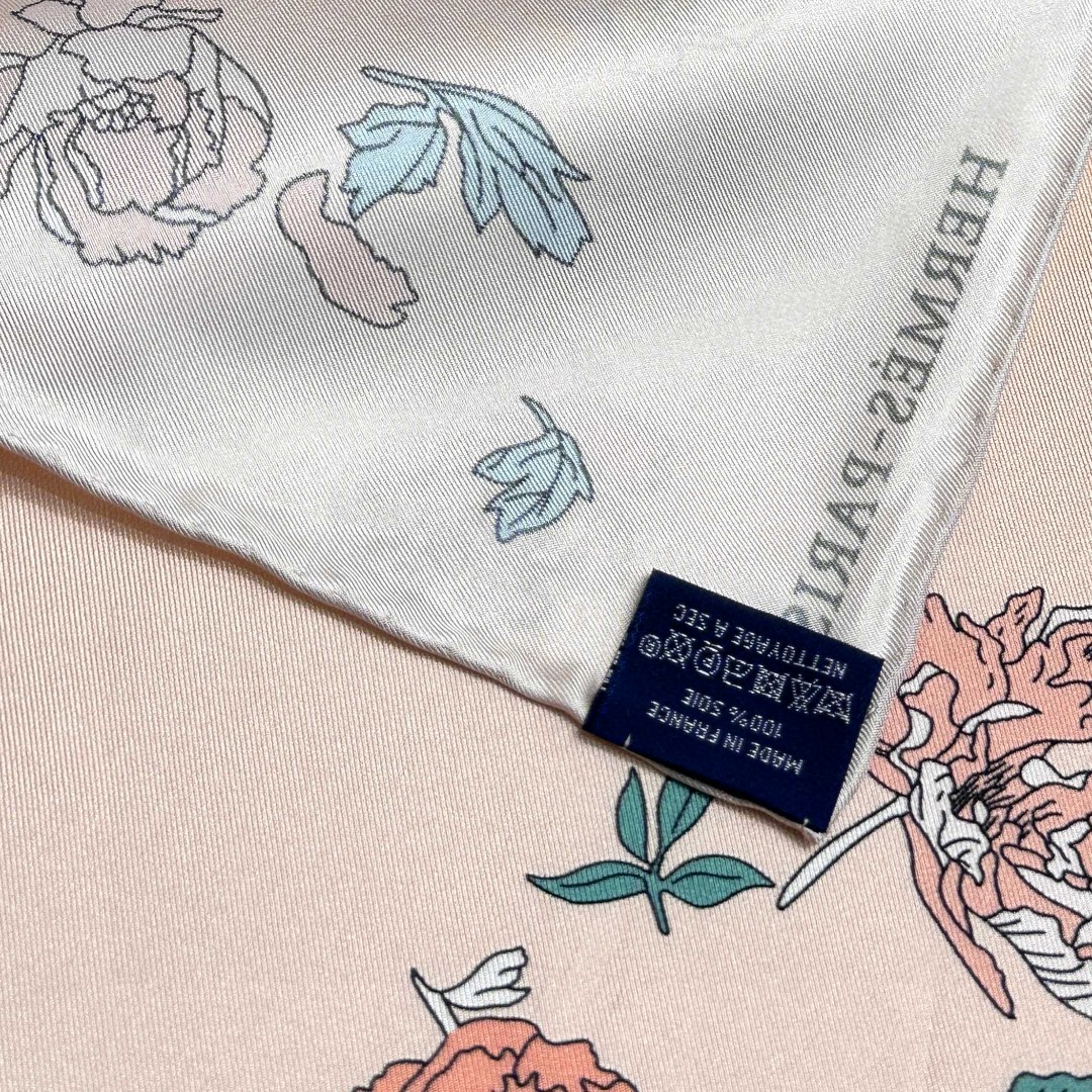   “轻扬花衣”hermes ~90厘米方巾
手工卷边斜纹真丝方巾（100%桑蚕丝）。
爱马仕丝巾是创意