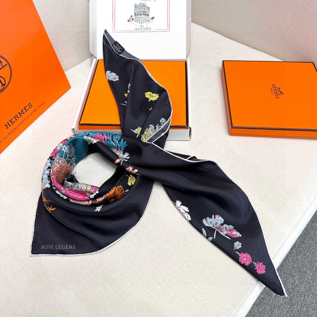   “轻扬花衣”hermes ~90厘米方巾
手工卷边斜纹真丝方巾（100%桑蚕丝）。
爱马仕丝巾是创意