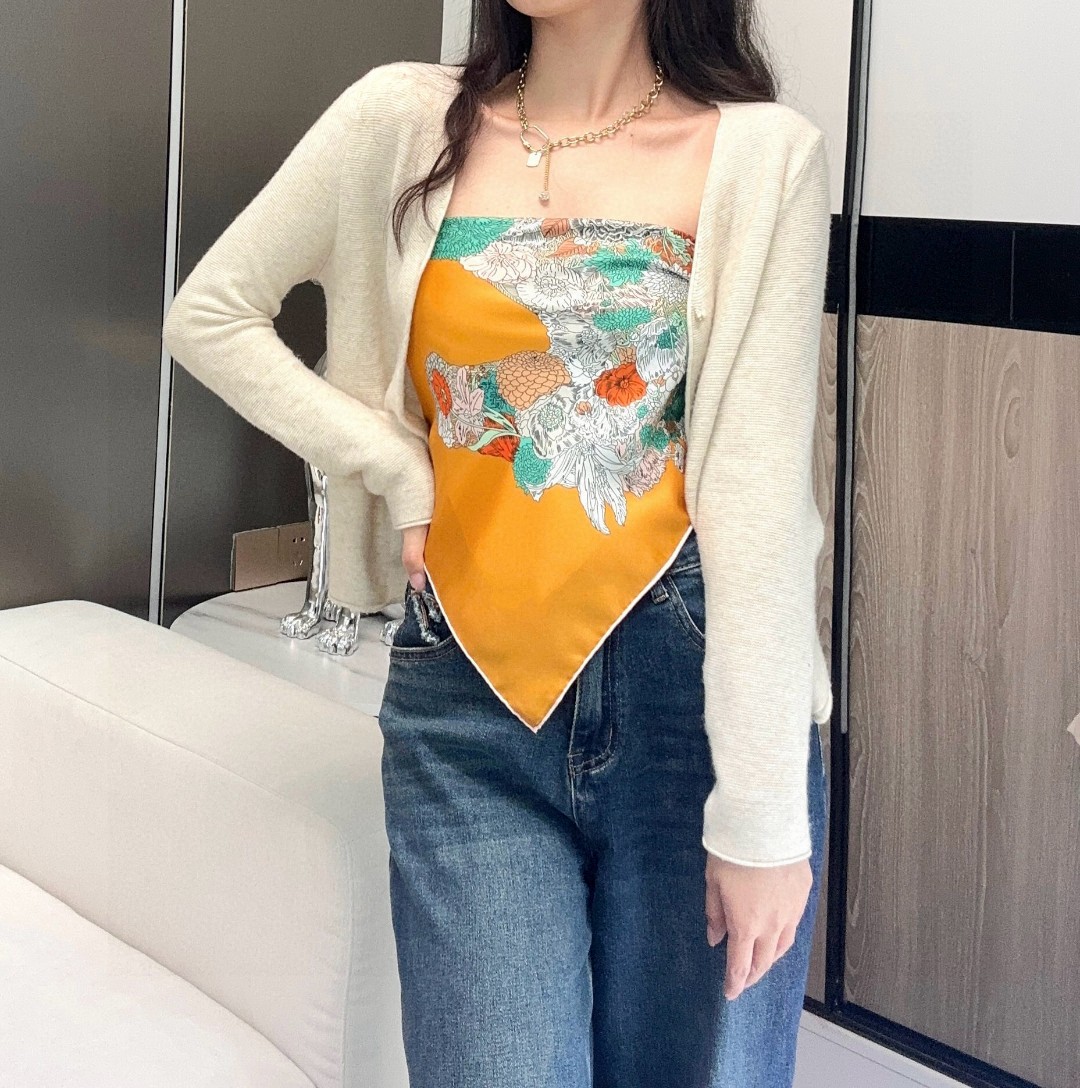   “轻扬花衣”hermes ~90厘米方巾
手工卷边斜纹真丝方巾（100%桑蚕丝）。
爱马仕丝巾是创意