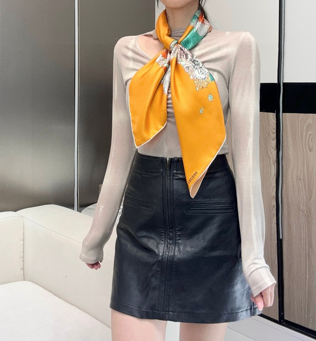   “轻扬花衣”hermes ~90厘米方巾
手工卷边斜纹真丝方巾（100%桑蚕丝）。
爱马仕丝巾是创意