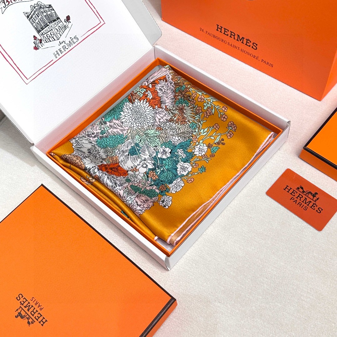   “轻扬花衣”hermes ~90厘米方巾
手工卷边斜纹真丝方巾（100%桑蚕丝）。
爱马仕丝巾是创意