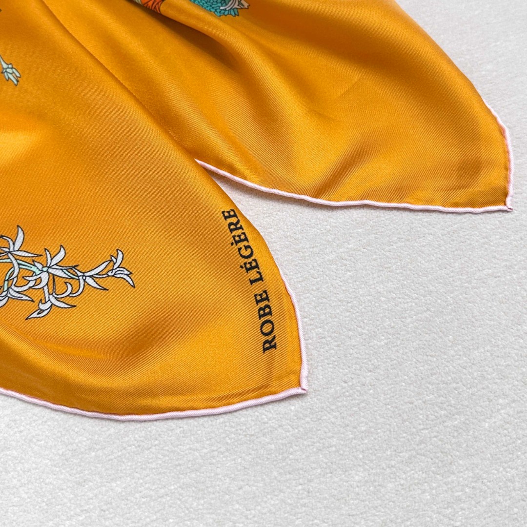  “轻扬花衣”hermes ~90厘米方巾
手工卷边斜纹真丝方巾（100%桑蚕丝）。
爱马仕丝巾是创意