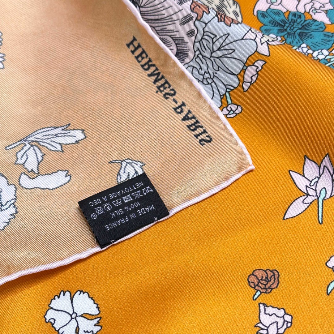   “轻扬花衣”hermes ~90厘米方巾
手工卷边斜纹真丝方巾（100%桑蚕丝）。
爱马仕丝巾是创意