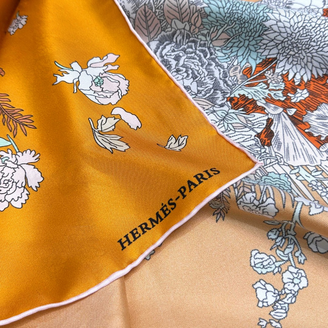  “轻扬花衣”hermes ~90厘米方巾
手工卷边斜纹真丝方巾（100%桑蚕丝）。
爱马仕丝巾是创意