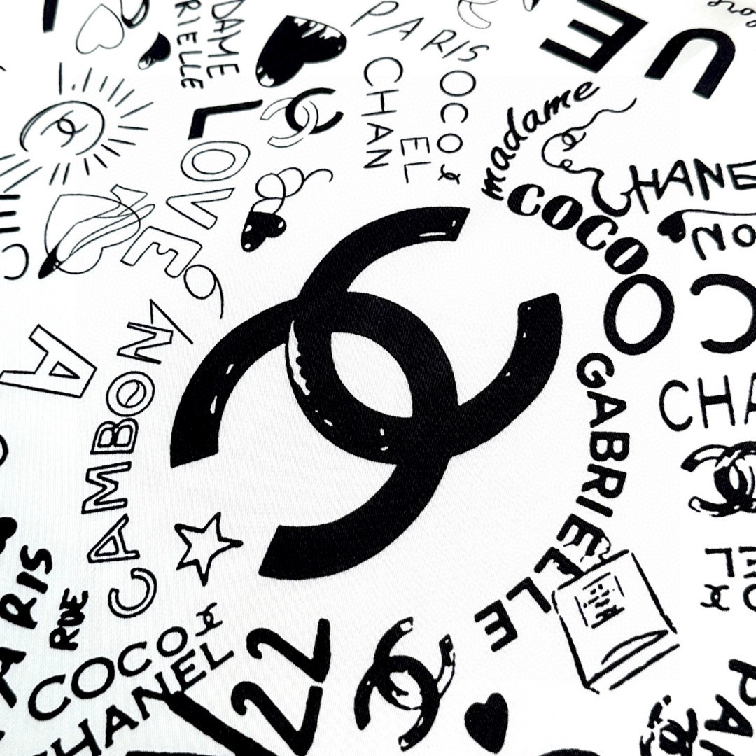 
撒狗粮系列！！Love,真情永在！
🖤一条印有chanel小姐的爱物与品牌的字母Logo交织图案巧妙搭