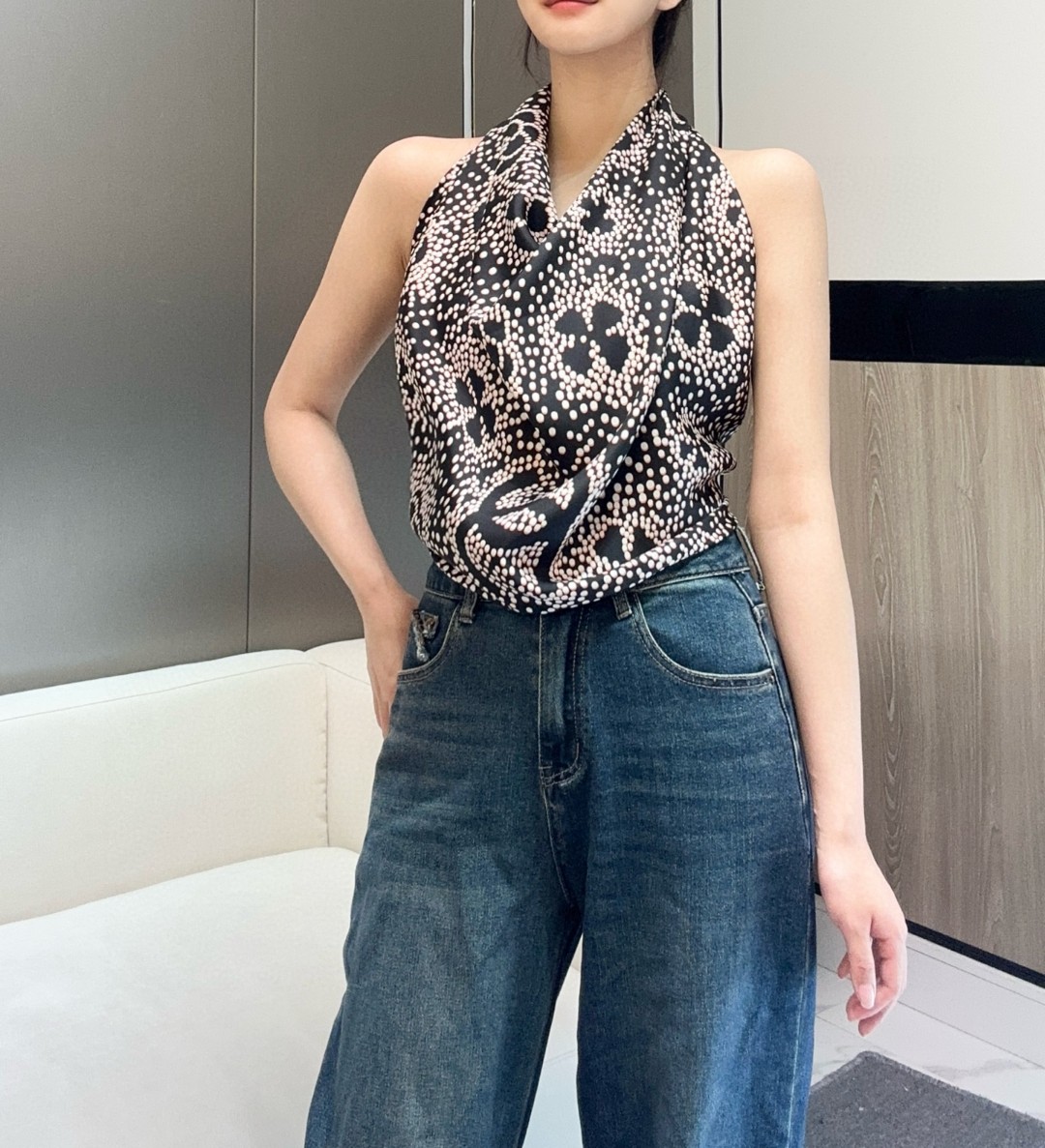 
‼️实属罕见的chanel中古丝巾，由白色圆点巧妙构成的图案。图案元素丰富多样，包含经典的双C标志、山