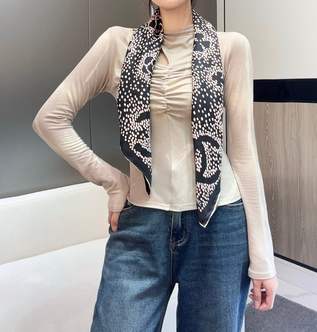 
‼️实属罕见的chanel中古丝巾，由白色圆点巧妙构成的图案。图案元素丰富多样，包含经典的双C标志、山
