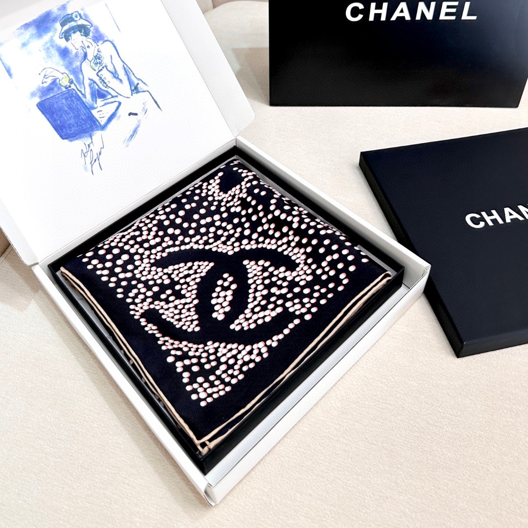 
‼️实属罕见的chanel中古丝巾，由白色圆点巧妙构成的图案。图案元素丰富多样，包含经典的双C标志、山