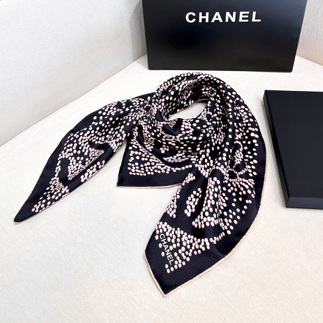 
‼️实属罕见的chanel中古丝巾，由白色圆点巧妙构成的图案。图案元素丰富多样，包含经典的双C标志、山