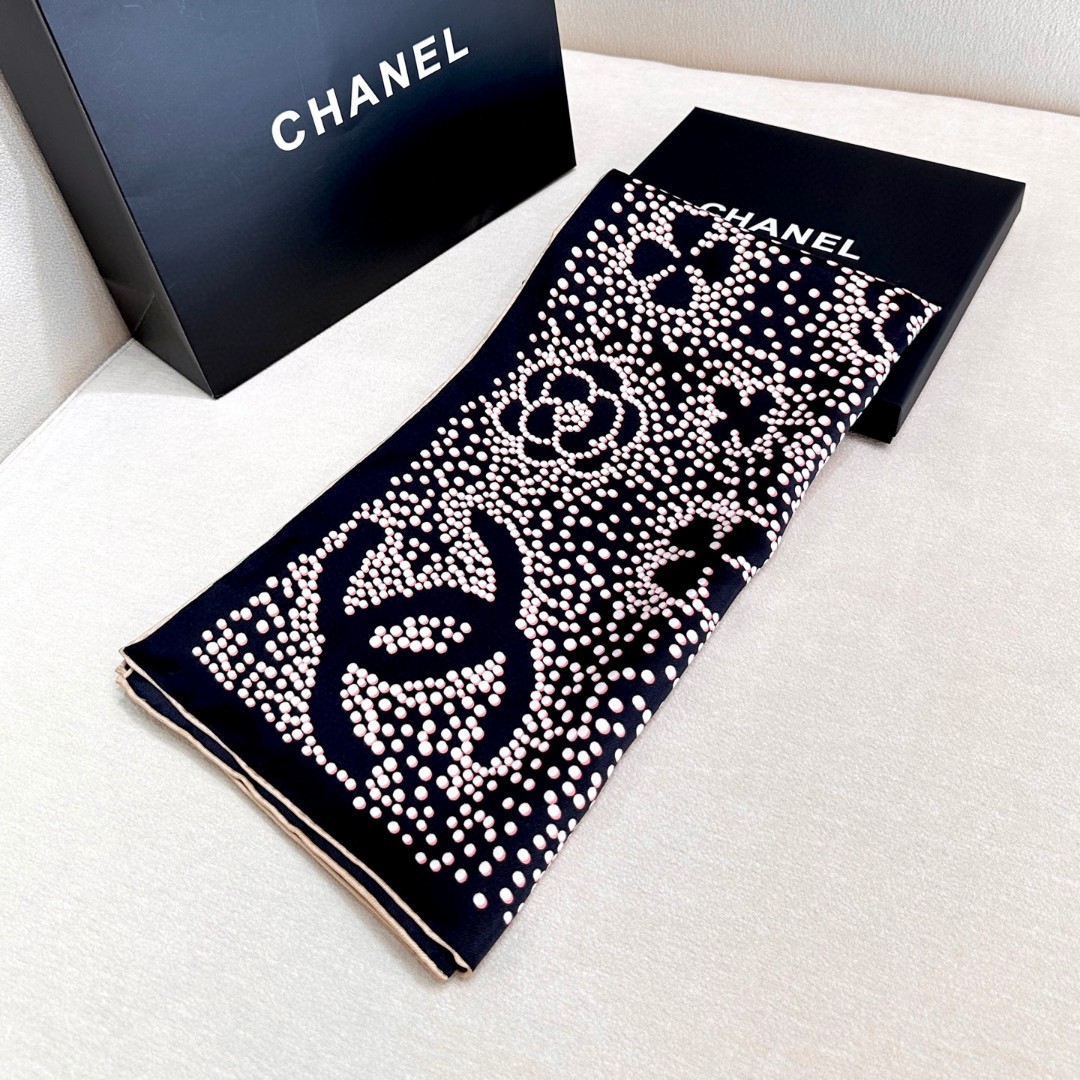 
‼️实属罕见的chanel中古丝巾，由白色圆点巧妙构成的图案。图案元素丰富多样，包含经典的双C标志、山