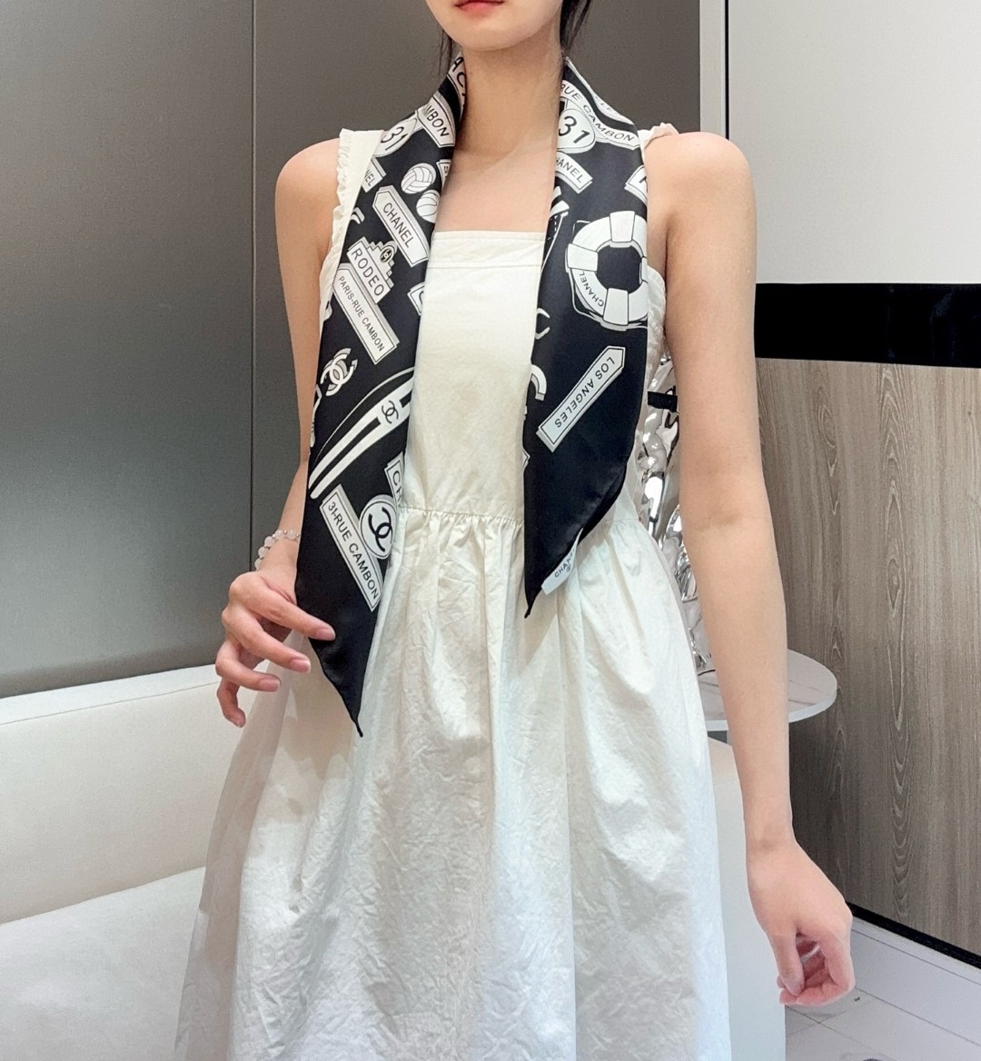 。Chanel又一新款出货
各种品牌标志图案双C组合设计而成
简约大气时尚
小香的设计总是让人眼前一亮
