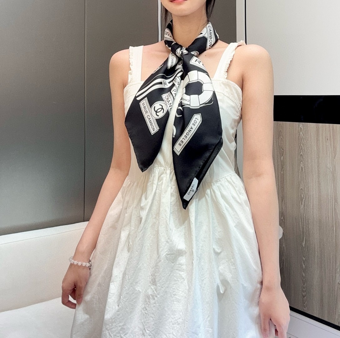 。Chanel又一新款出货
各种品牌标志图案双C组合设计而成
简约大气时尚
小香的设计总是让人眼前一亮
