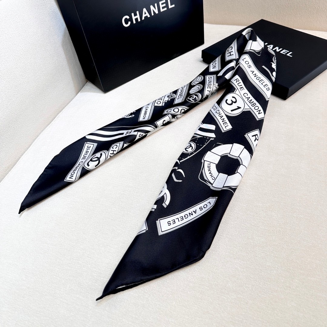 。Chanel又一新款出货
各种品牌标志图案双C组合设计而成
简约大气时尚
小香的设计总是让人眼前一亮
