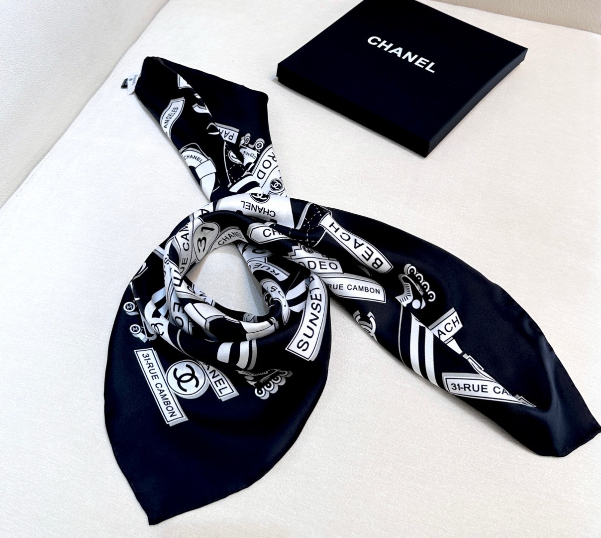 。Chanel又一新款出货
各种品牌标志图案双C组合设计而成
简约大气时尚
小香的设计总是让人眼前一亮

