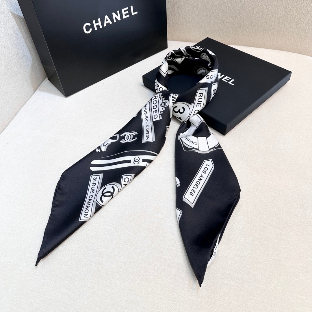 。Chanel又一新款出货
各种品牌标志图案双C组合设计而成
简约大气时尚
小香的设计总是让人眼前一亮
