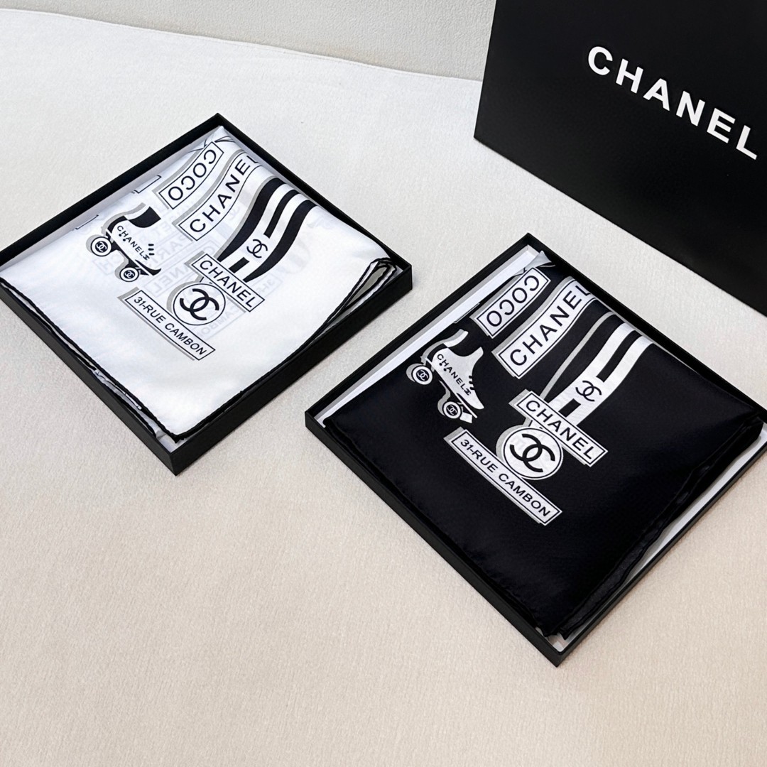 。Chanel又一新款出货
各种品牌标志图案双C组合设计而成
简约大气时尚
小香的设计总是让人眼前一亮
