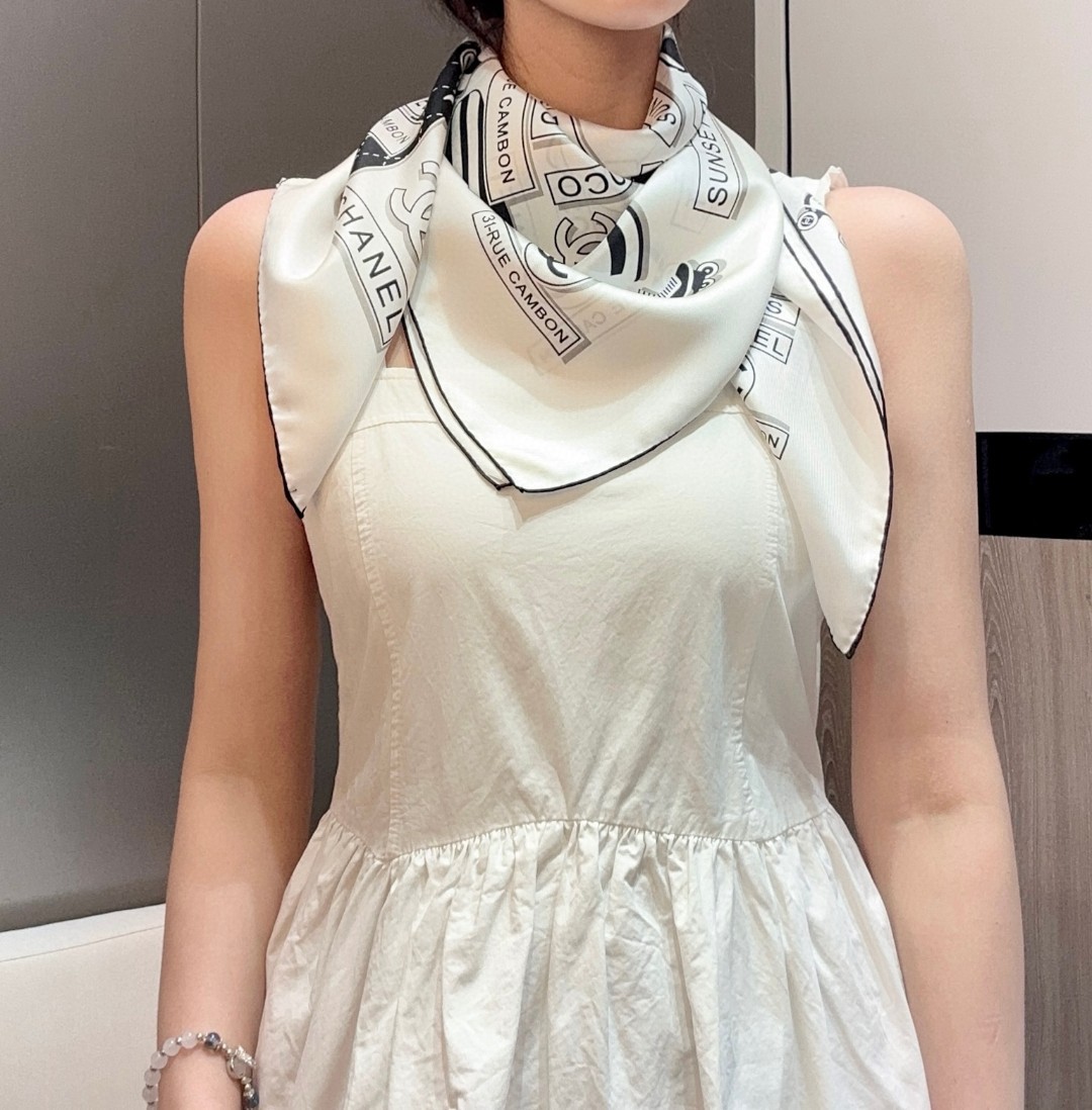 。Chanel又一新款出货
各种品牌标志图案双C组合设计而成
简约大气时尚
小香的设计总是让人眼前一亮
