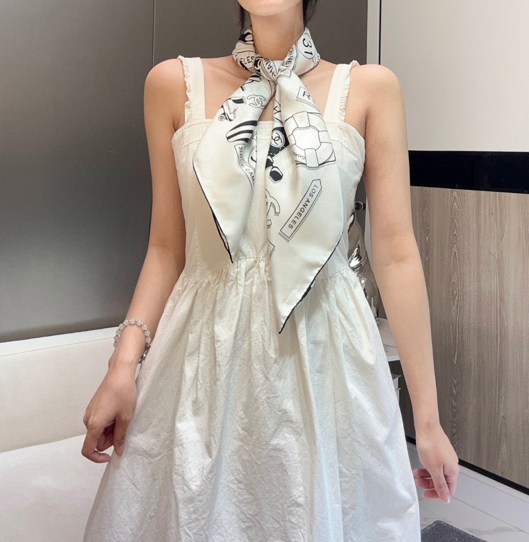 。Chanel又一新款出货
各种品牌标志图案双C组合设计而成
简约大气时尚
小香的设计总是让人眼前一亮
