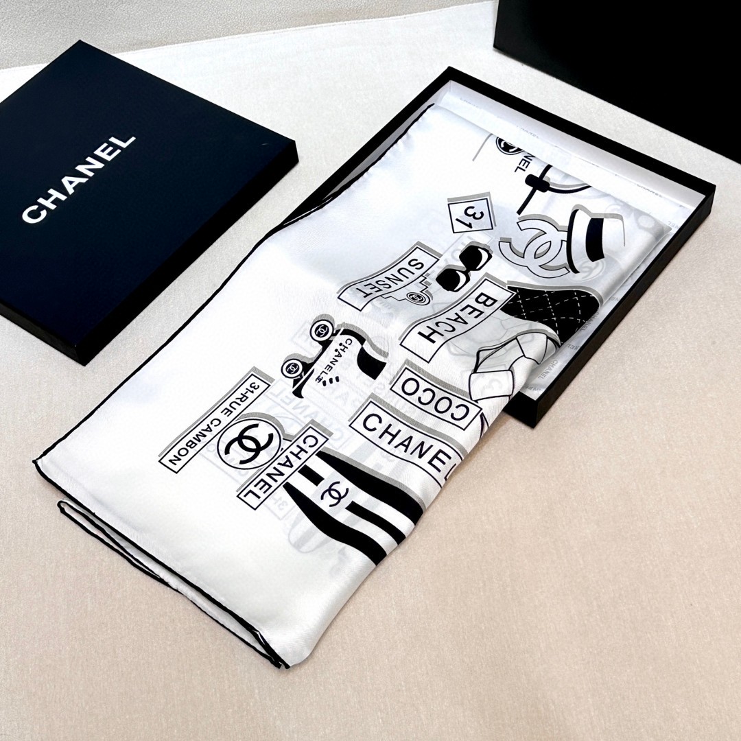 。Chanel又一新款出货
各种品牌标志图案双C组合设计而成
简约大气时尚
小香的设计总是让人眼前一亮
