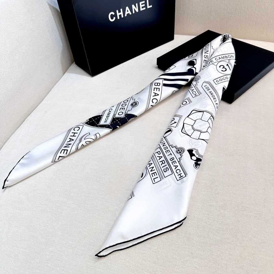 。Chanel又一新款出货
各种品牌标志图案双C组合设计而成
简约大气时尚
小香的设计总是让人眼前一亮
