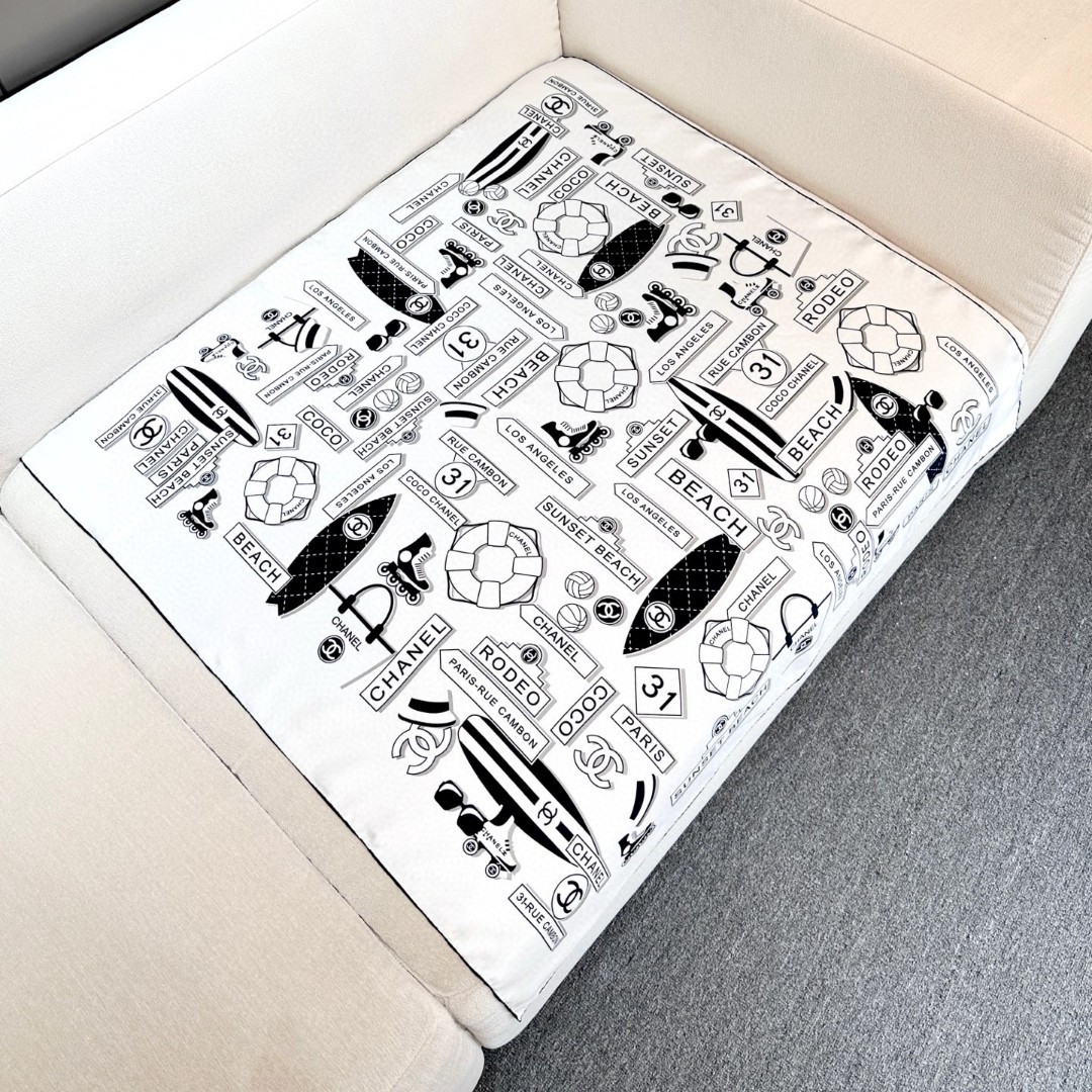 。Chanel又一新款出货
各种品牌标志图案双C组合设计而成
简约大气时尚
小香的设计总是让人眼前一亮
