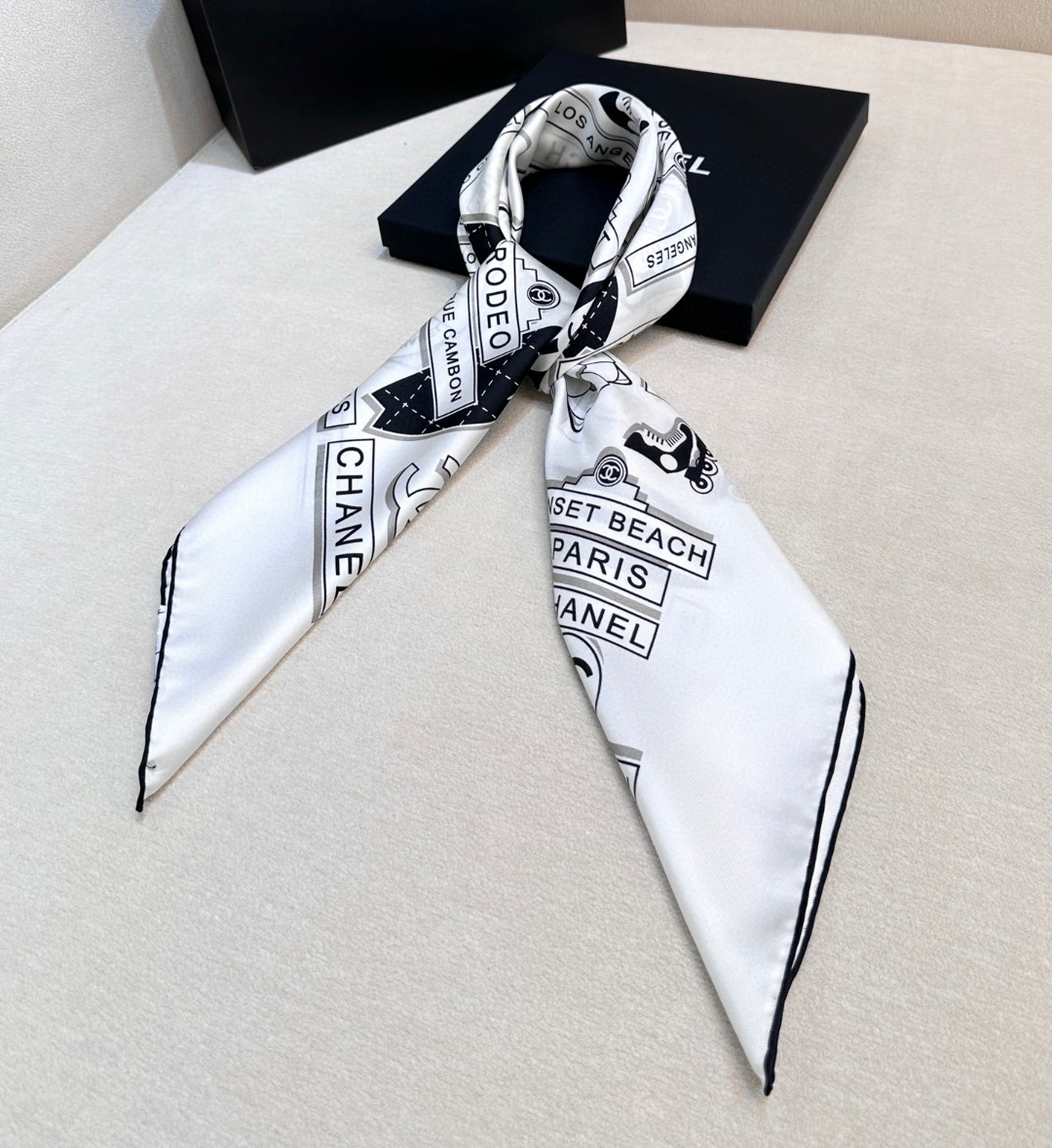 。Chanel又一新款出货
各种品牌标志图案双C组合设计而成
简约大气时尚
小香的设计总是让人眼前一亮
