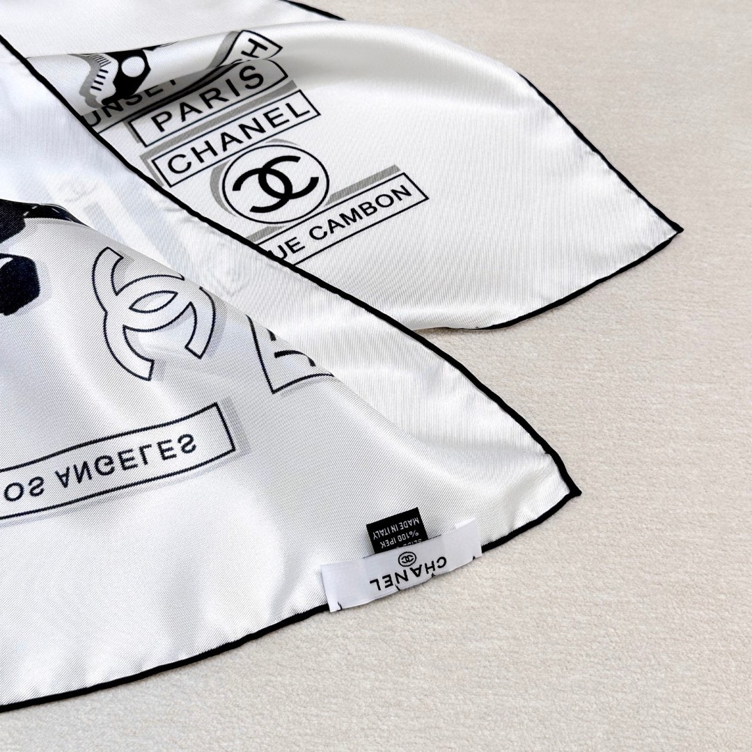 。Chanel又一新款出货
各种品牌标志图案双C组合设计而成
简约大气时尚
小香的设计总是让人眼前一亮
