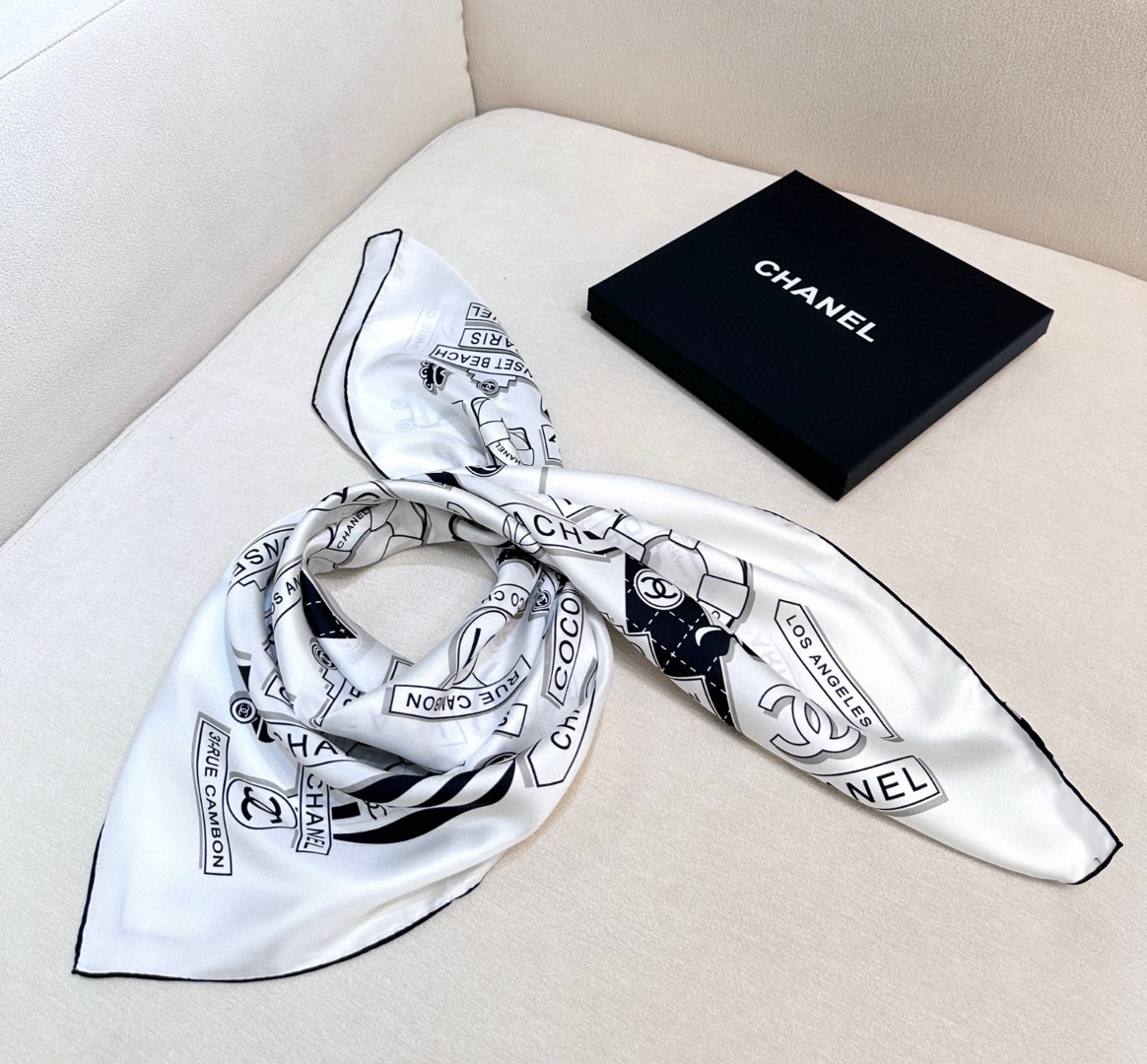 。Chanel又一新款出货
各种品牌标志图案双C组合设计而成
简约大气时尚
小香的设计总是让人眼前一亮
