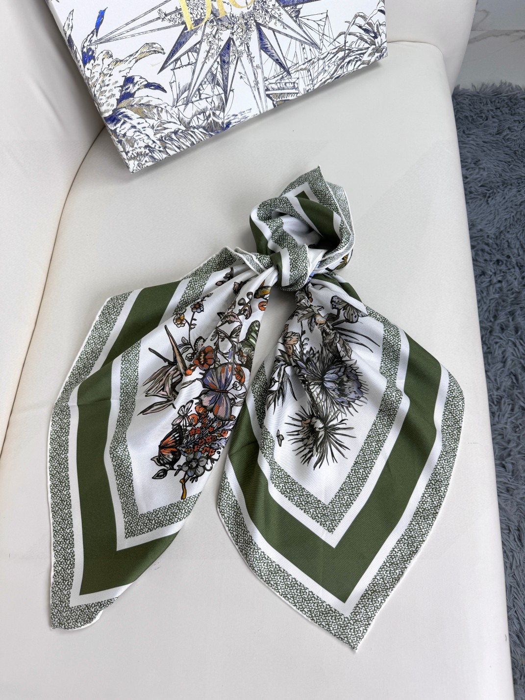  品名   墨西哥花朵
面料：真丝
尺寸：90*90
颜色： 蓝色 粉色 绿色
这款白色方巾饰以彼得罗·