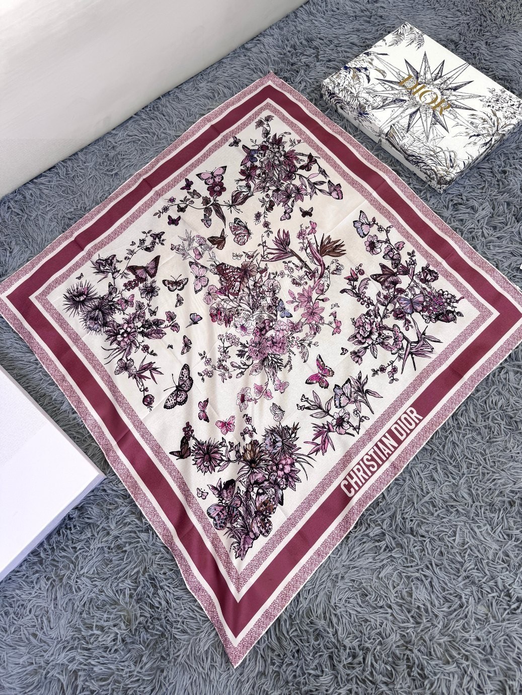  品名   墨西哥花朵
面料：真丝
尺寸：90*90
颜色： 蓝色 粉色 绿色
这款白色方巾饰以彼得罗·