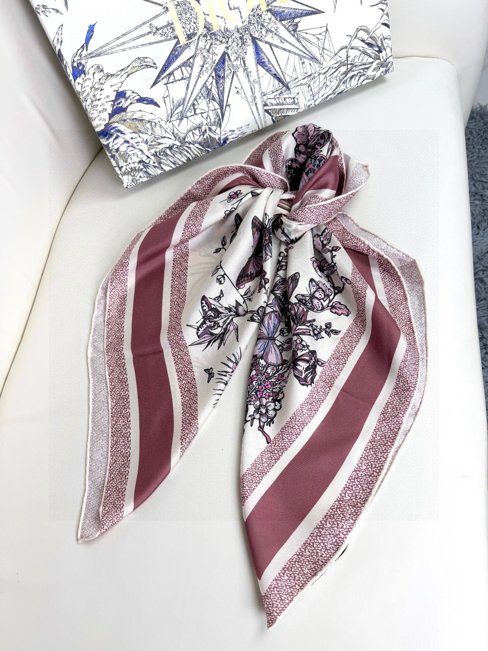  品名   墨西哥花朵
面料：真丝
尺寸：90*90
颜色： 蓝色 粉色 绿色
这款白色方巾饰以彼得罗·